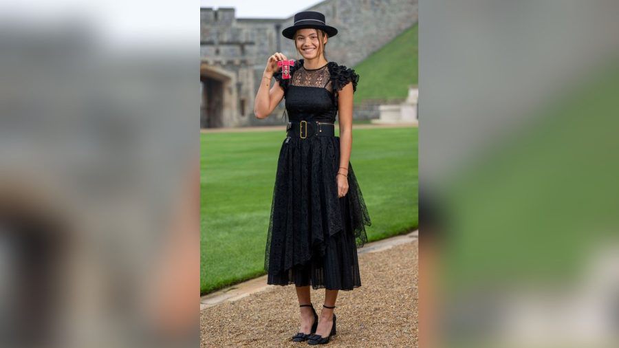 Strahlend präsentiert Emma Raducanu im Dior-Outfit ihren MBE-Orden. (ili/spot)