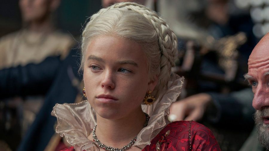 Prinzessin Rhaenyra Targaryen - hier gespielt von Milly Alcock - trägt das typische Eisblond ihrer Familie. (the/spot)
