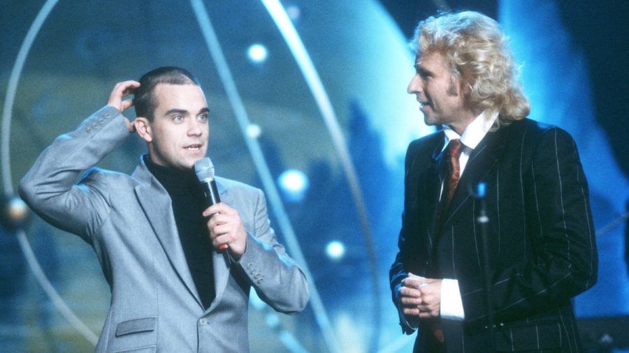 Robbie Williams im Dezember 1999 bei seinem ersten Solo-Auftritt in Thomas Gottschalks "Wetten, dass..?"-Show in Böblingen. (ili/spot)