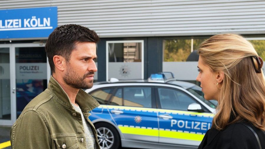 "Unter uns": Stella erklärt Paco, dass sie sich der Polizei stellen will. (cg/spot)