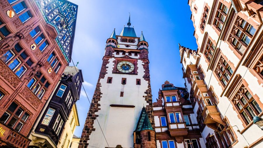 Freiburg im Breisgau zeichnet sich durch seine mittelalterliche Altstadt aus. (amw/spot)
