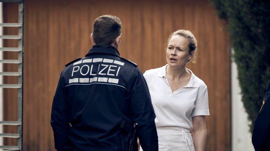 "Und ihr schaut zu": Jenni (Anja Schneider) erfährt durch die Polizei vom Tod ihrer Tochter. (cg/spot)