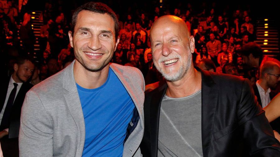 Wladimir Klitschko (li.) und Rainer Schaller bei der Verleihung des New Body Awards 2017 in Berlin. (eee/spot)