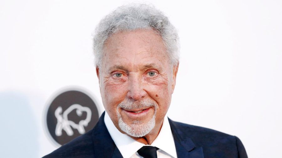 Sänger Sir Tom Jones meldet sich nach Hüft-OP. (amw/spot)