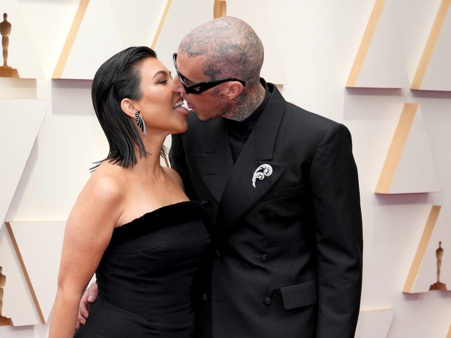 Kourtney Kardashian and Travis Barker attend the 94th Annual Academy Awards Kiss - Getty BangShowbiz