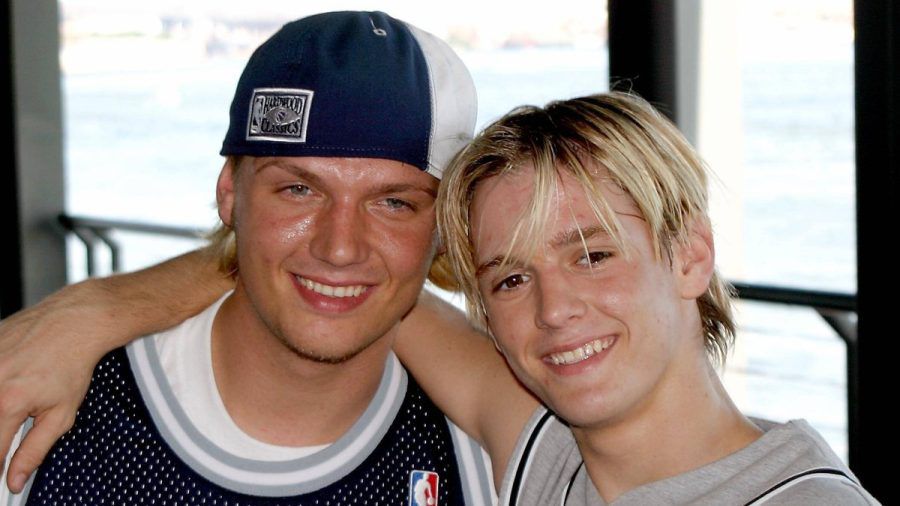 Nick Carter (l.) mit seinem Bruder Aaron im Jahr 2003. (smi/spot)
