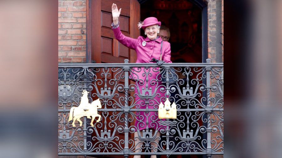 Königin Margrethe II. von Dänemark winkt ihrem Volk zu. (dr/spot)