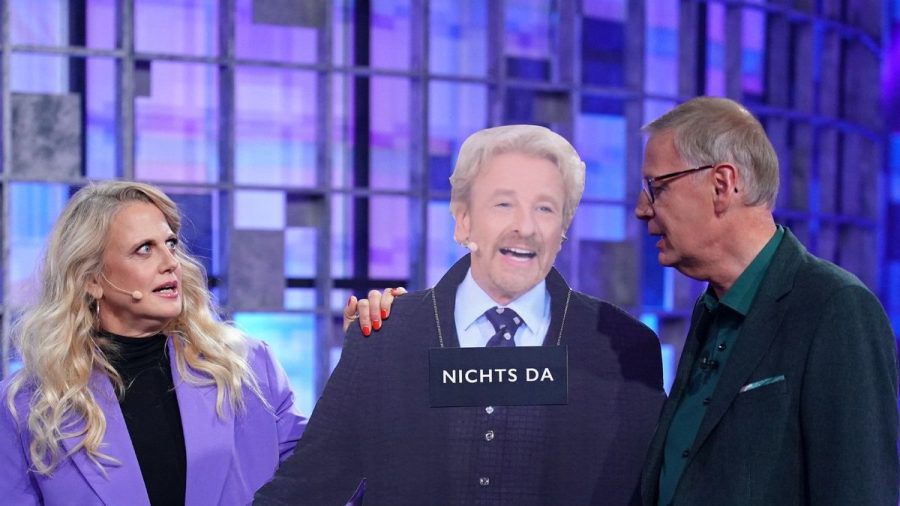 Barbara Schöneberger und Günther Jauch mit einer Thomas-Gottschalk-Pappfigur in "Denn sie wissen nicht, was passiert". (dr/spot)