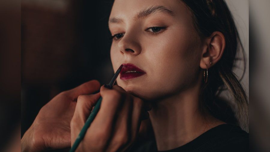 Ein Lippenstift mit Blaustich sorgt optisch für ein strahlend-weißes Lächeln. (the/spot)