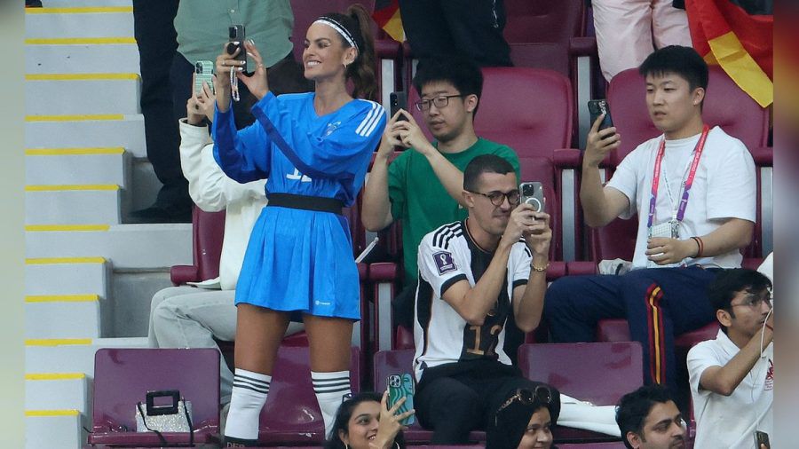 Izabel Goulart beim Spiel Deutschland gegen Japan auf der Tribüne. (mia/spot)