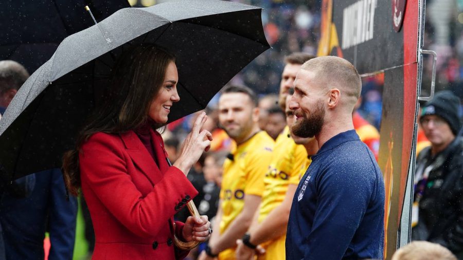 Prinzessin Kate beim Rugby: Sie deutete mit gekreuzten Fingern an, dass sie dem hier abgebildeten Sam Tomkins die Daumen drückt. (wue/spot)