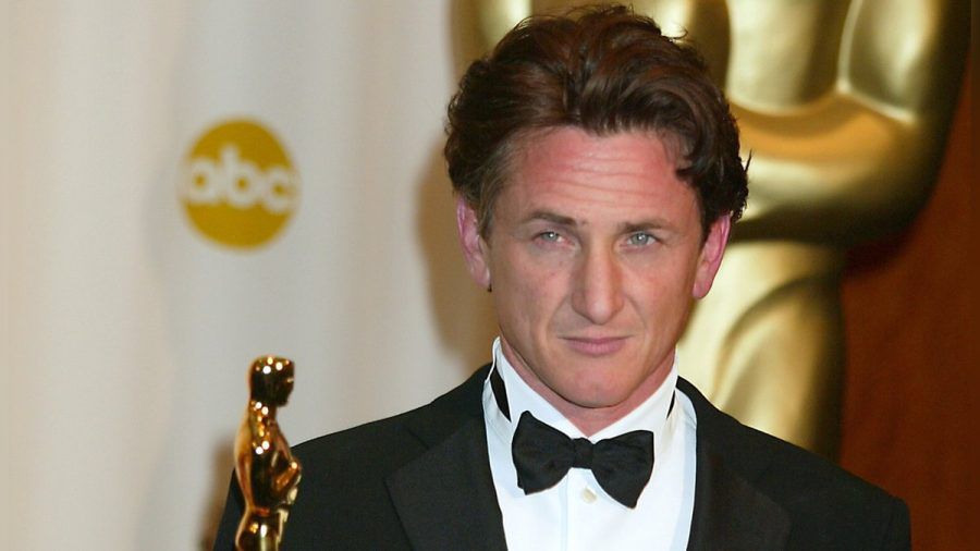 Für die Hauptrolle in "Mystic River" und in "Milk" erhielt Sean Penn 2004 und 2009 jeweils den Oscar. Über 13 Jahre später reicht er eine der begehrten Trophäen an den Präsidenten der Ukraine weiter. (jer/spot)