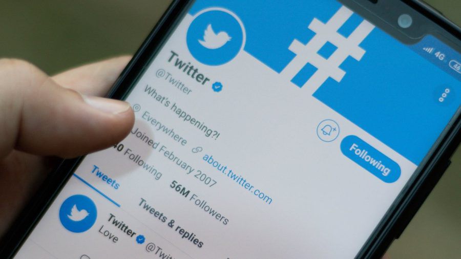 Auf Twitter wird künftig ein neues Symbol die Echtheit offizieller Accounts bestätigen. (lau/spot)