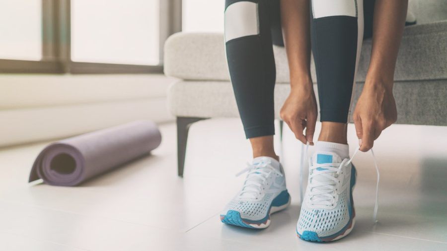 Indoor-Walking funktioniert sowohl mit Turnschuhen als auch barfuß. (eee/spot)