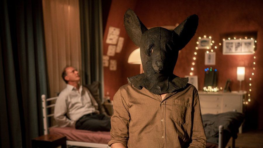 "Tatort: Katz und Maus": Die "Maus" nimmt ein neues Video zur Entführung von Kommissar Schnabel (Martin Brambach) auf. (cg/spot)