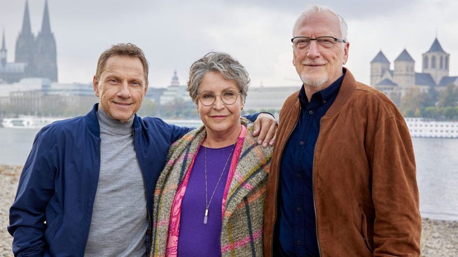 Mit Richy Müller (l.) und Ernst Stötzner stand Katerina Jacob in Köln wieder vor der Kamera. (lau/spot)