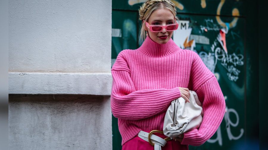 Bloggerin und Influencerin Leonie Hanne in einem kuscheligen Strickpullover in leuchtendem Pink. (the/spot)