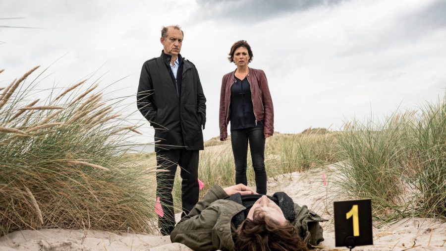 "Nord Nord Mord - Sievers und das mörderische Türkis": Carl Sievers (Peter Heinrich Brix) und Ina Behrendsen (Julia Brendler) am Strand. (cg/spot)