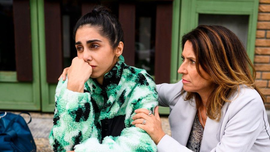 "Alles was zählt": Daniela (r.) tröstet Leyla, die sich auf das Ende ihrer Karriere einstellt. (cg/spot)