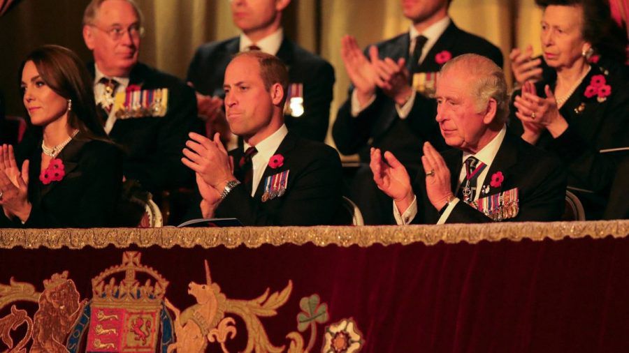 V.l.n.r.: Prinzessin Kate, Prinz William, König Charles III. und Königsgemahlin Camilla. Rechts hinter Charles sitzt Prinzessin Anne. (lau/spot)