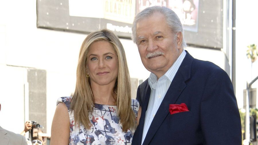Jennifer Aniston und ihr Vater John im Jahr 2012. Die Schauspielerin wurde damals mit einem Stern auf dem Hollywood Walk of Fame geehrt. (wue/spot)