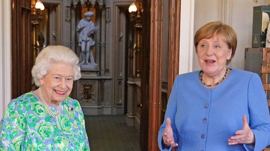 Angela Merkel (re.) mit Queen Elizabeth II. im Juli 2021 auf Schloss Windsor. (lau/spot)