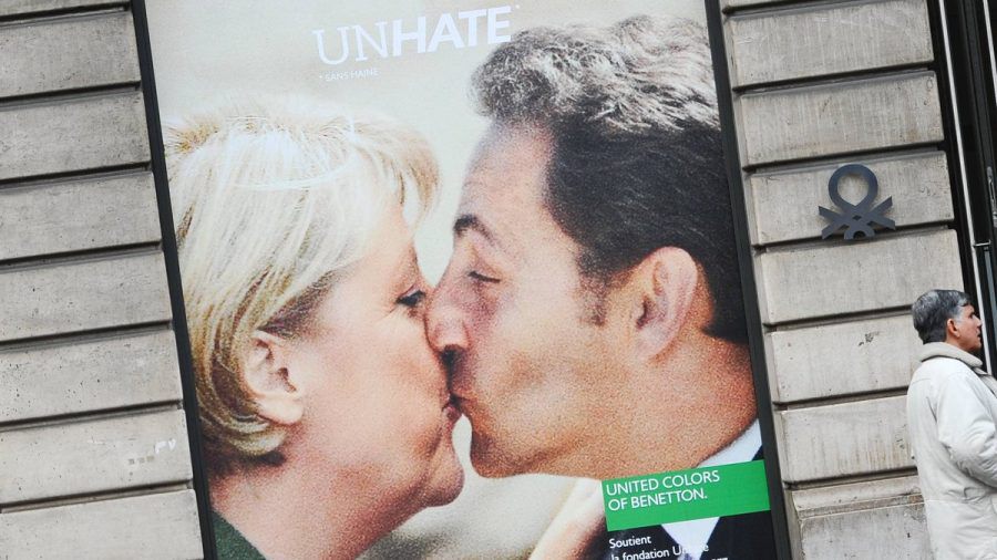 Benetton warb vor einigen Jahren mit Kussfotos von zahlreichen Prominenten. Hier abgebildet: Angela Merkel und Nicolas Sarkozy. (dr/spot)