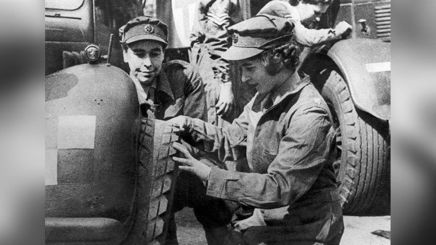 Queen Elizabeth II., damals noch Prinzessin, bei ihrer Ausbildung zur Mechanikerin. (mia/spot)