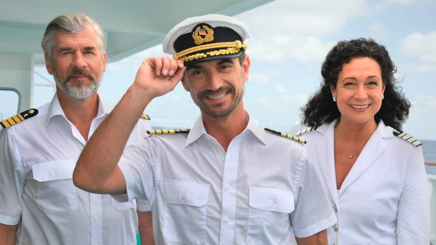 "Das Traumschiff" mit Staff-Kapitän Martin Grimm (Daniel Morgenroth), Kapitän Max Parger (Florian Silbereisen) und Hoteldirektorin Hanna Liebhold (Barbara Wussow). (ili/spot)