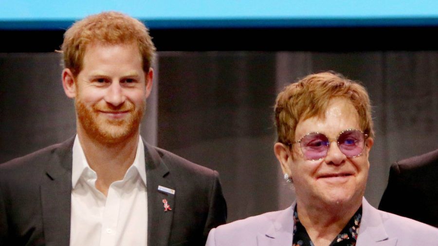 Prinz Harry (l.) und Elton John 2018 bei der Aidskonferenz in Amsterdam. (smi/spot)