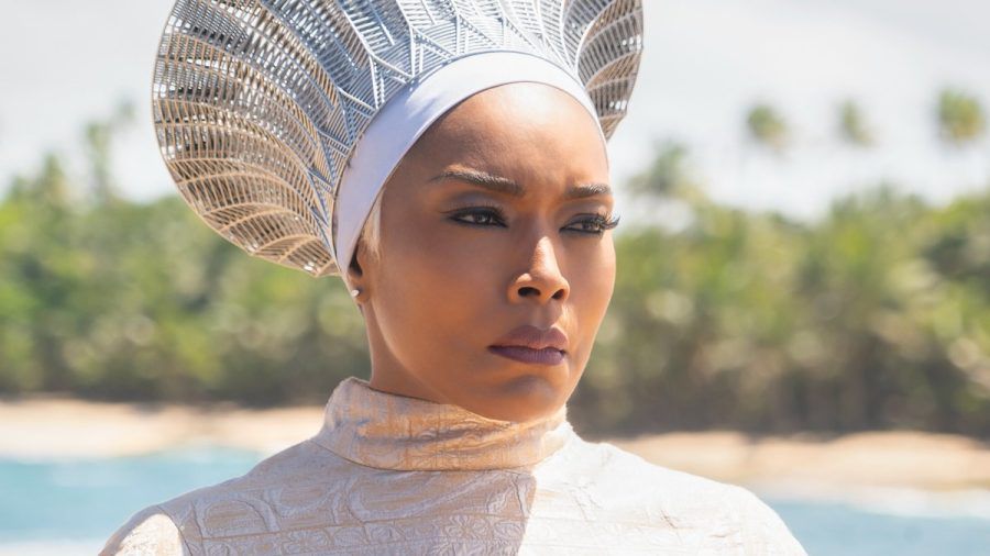 Die von Angela Bassett verkörperte Königin Ramonda trauert in "Black Panther: Wakanda Forever" um ihren verstorbenen Sohn. (lau/spot)