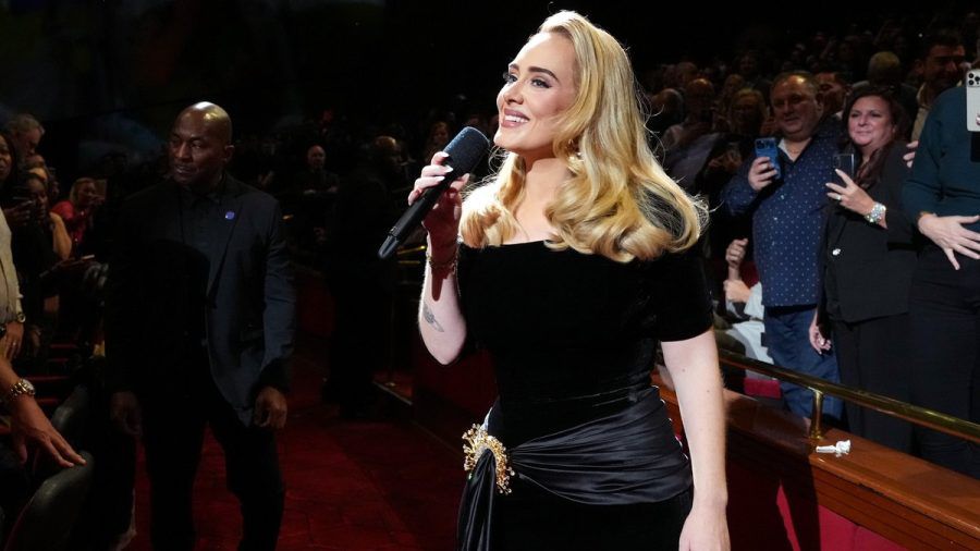 Adele hat sich für ihren ersten Auftritt in Las Vegas für eine elegante Robe aus Samt entschieden. (jes/spot)