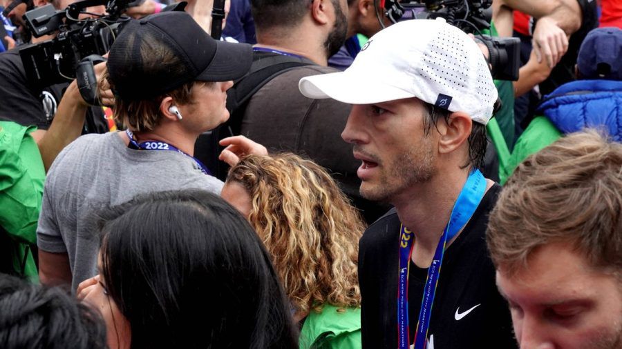 Hollywood-Star Ashton Kutcher beim Marathon in New York. (jer/spot)