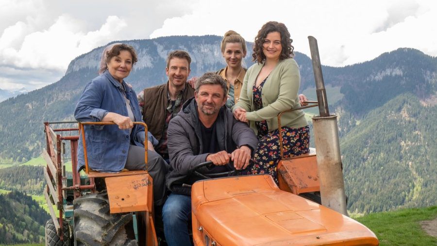 Auch in der neuen Staffel kann sich Dr. Martin Gruber (Hans Sigl, m.) auf Lilli (Ronja Forcher, r.), Lisbeth (Monika Baumgartner, r.), Hans (Heiko Ruprecht) und Linn (Andrea Gerhard) verlassen. (lau/spot)