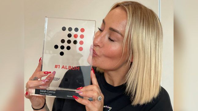 Sarah Connor freut sich über den "Nummer 1 Award" für ihr Album "Not So Silent Night". (jom/spot)