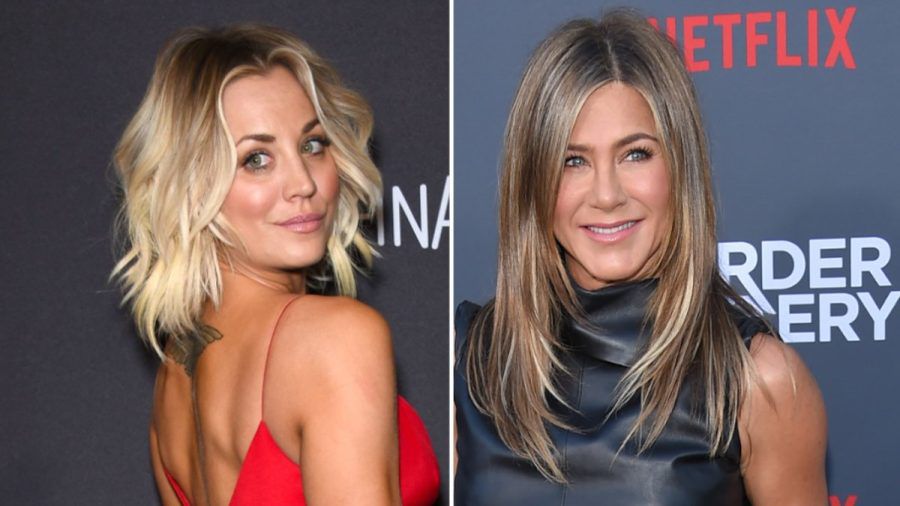 Mit Kaley Cuoco (li.) hat Jennifer Aniston eine prominente Unterstützerin. (eee/spot)