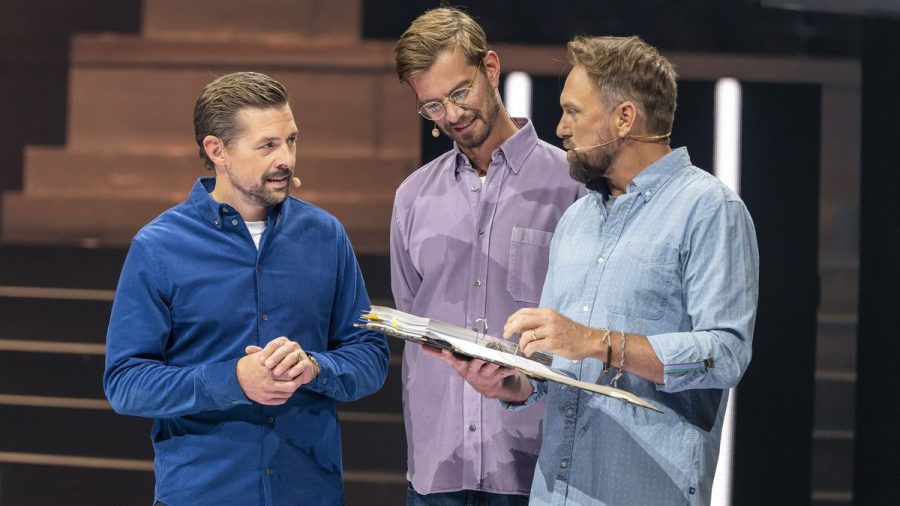 Joko Winterscheidt (Mitte) und Klaas Heufer-Umlauf (li.) mit ProSieben-Moderator Steven Gätjen. (jom/spot)