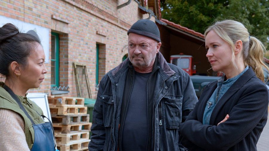 "Ein starkes Team: Schulzeit": Anh Hübner (Minh-Khai Phan-Thi, l.) beantwortet die Fragen der Kommissare Otto Garber (Florian Martens) und Linett Wachow (Stefanie Stappenbeck). (cg/spot)