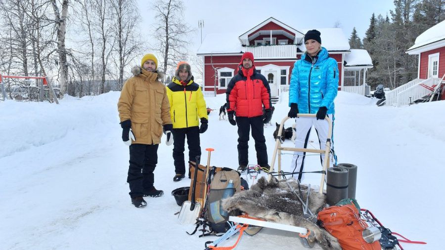 "Das Traumschiff: Lappland": Pekka Nilson (Maria Höfl-Riesch, r.) weist Max Parger (Florian Silbereisen, 2.v.r.), Patrick Steiner (Daniel Fritz, l.) und Mike Bergmann (Tayfun Baydar, 2.v.l.) ins Führen von Hundeschlitten ein. (ili/spot)