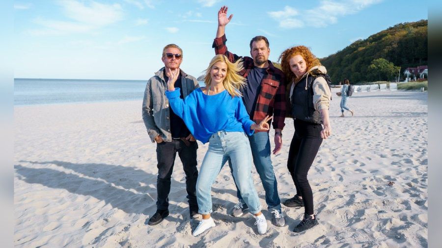 Susan Sideropoulos und Daniel Fehlow (Mitte) mit ihren Kollegen Sarah Hannemann und Daniel Roesner am Set von "Leon - Kämpf um deine Liebe". (dr/spot)