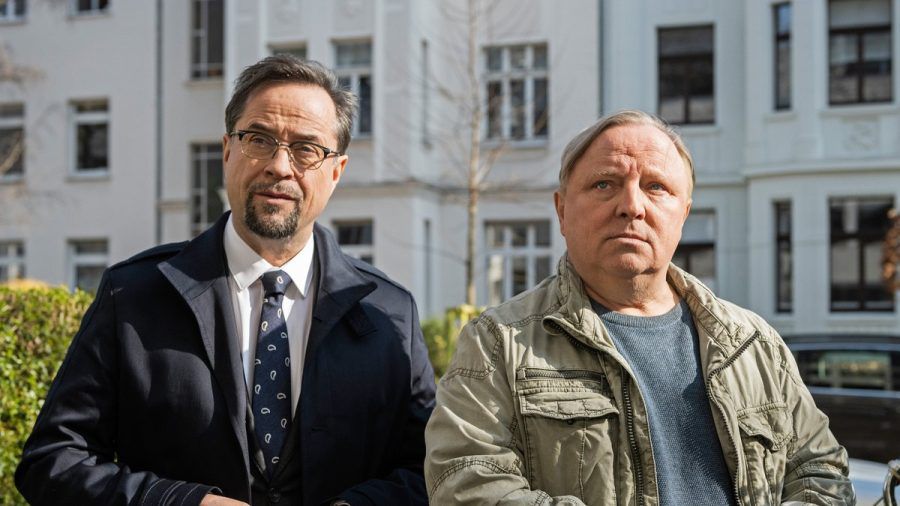 "Tatort: Ein Freund, ein guter Freund": Der Rechtsmediziner Prof. Karl-Friedrich Boerne (Jan Josef Liefers, l.) und Kommissar Frank Thiel (Axel Prahl) (cg/spot)