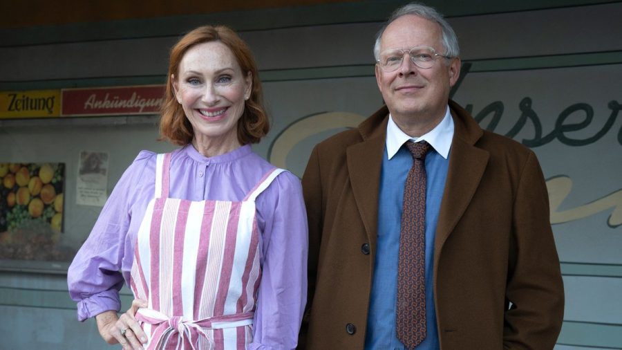 "Familie Bundschuh 8 - Bundschuh gegen Bundschuh" (AT): Gundula (Andrea Sawatzki) und Gerald Bundschuh (Axel Milberg) vor dem Konsum in Oehna. (ili/spot)