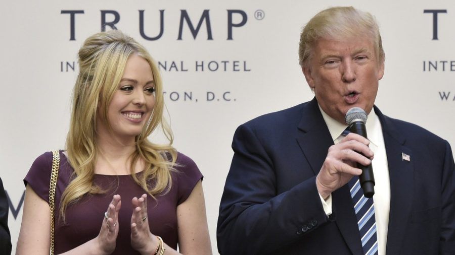 Tiffany und Donald Trump bei einem gemeinsamen Auftritt im Jahr 2016. (ntr/spot)