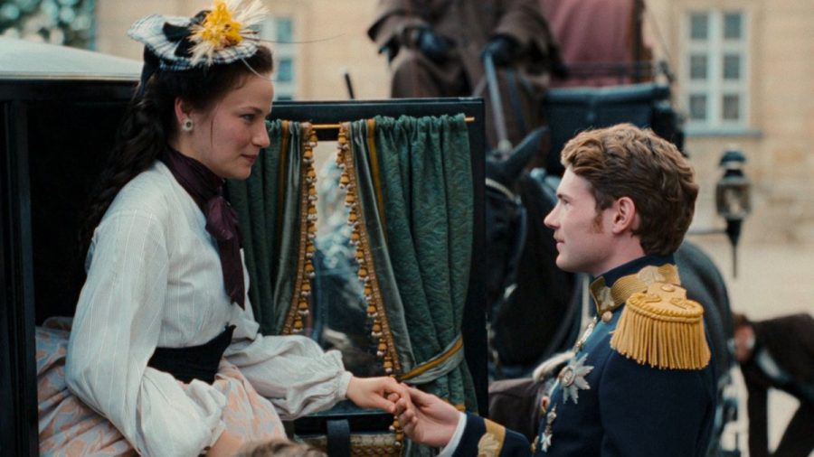 Devrim Lingnau (Sisi) und Philip Froissant (Franz) in ihrem Netflix-Hit "Die Kaiserin". (jes/spot)