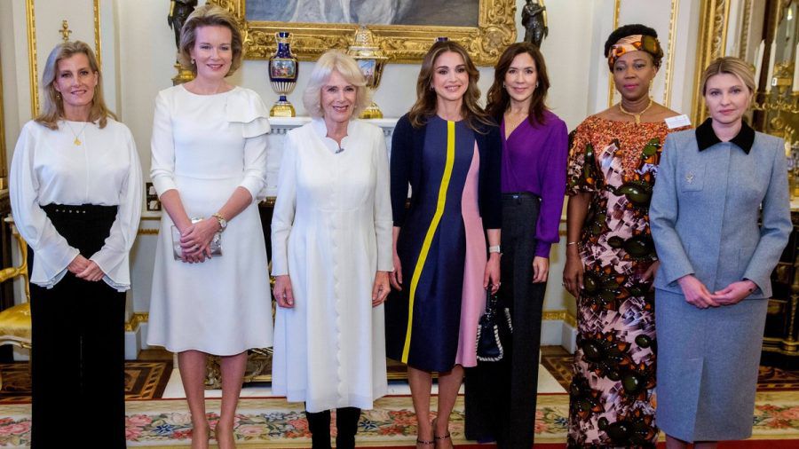 Königingemahlin Camilla (3.v.l.) mit ihren Gästen (v.l.): Sophie von Wessex, Königin Mathilde von Belgien, Königin Rania von Jordanien, Kronprinzessin Mary von Dänemark, Sierra Leones First Lady Fatima Maada Bio und die ukrainische First Lady Olena Selenska. (ili/spot)