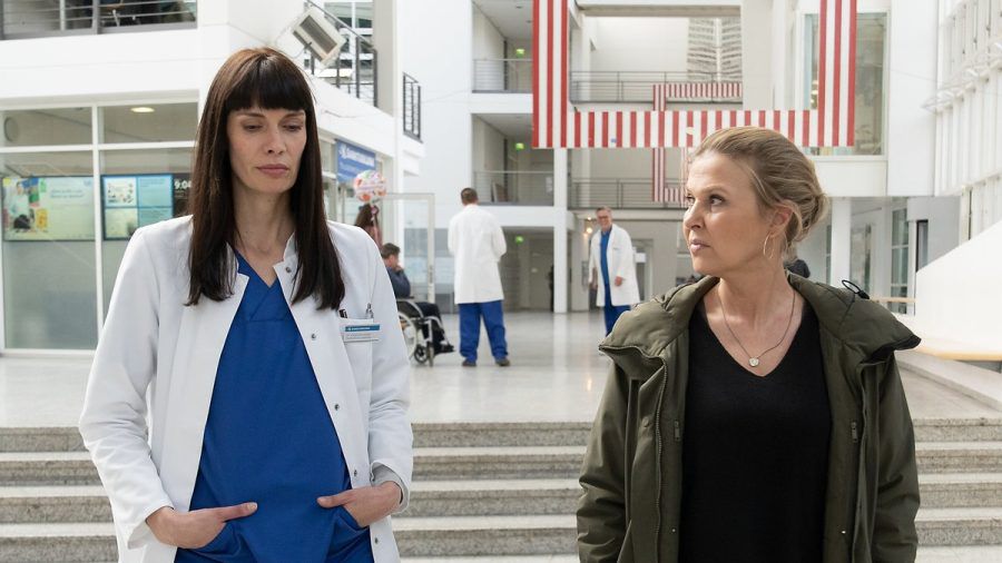 "Die Chefin: Das Recht zu sterben": Dr. Katja Schneider (Claudia Graf, l.) spricht mit Vera Lanz (Katharina Böhm) über Dr. Seibolds Engagement zur Sterbehilfe. (cg/spot)