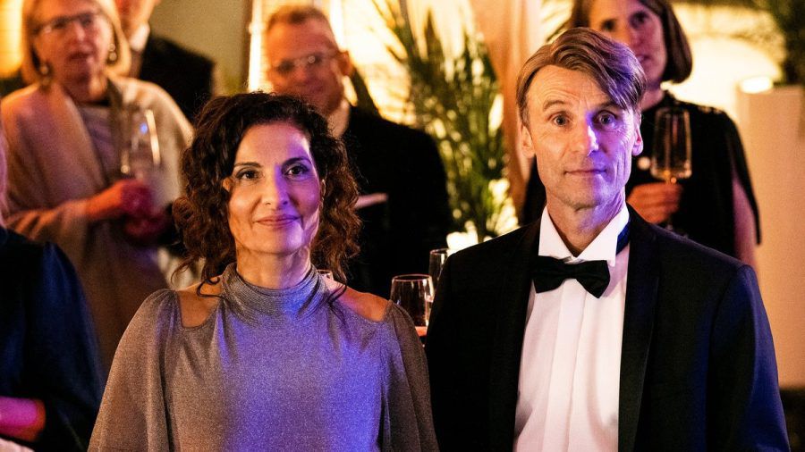 "Tatort: Ein Freund, ein guter Freund": Der erfolgreiche Anwalt (Jan Georg Schütte) und seine Frau Veronika (Proschat Madani) wollen auswandern. (amw/spot)