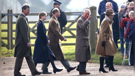 Im Jahr 2019 auf dem Weg zur Weihnachtsmesse in der St. Mary Magdalene Kirche in Sandringham (v.l.): Lady Louise Windsor, Prinz Andrew, der heutige König Charles und Prinzessin Anne. (ili/spot)