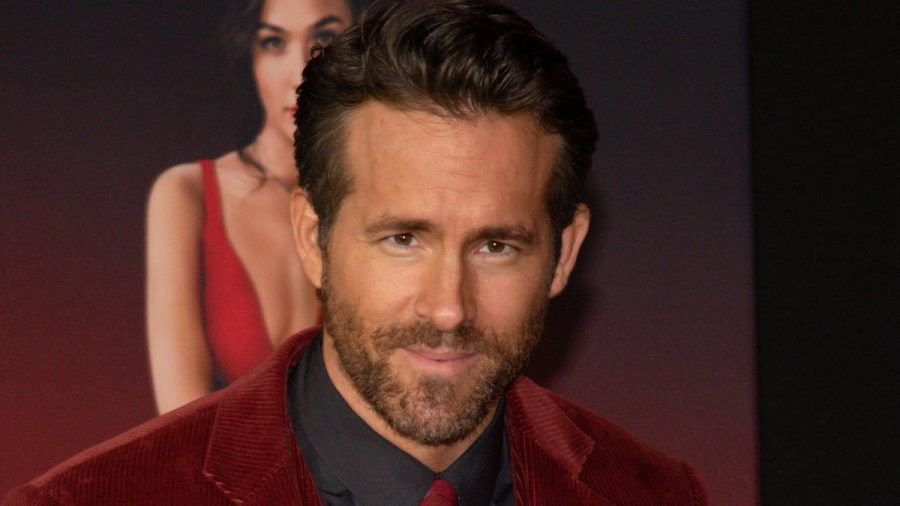 Ryan Reynolds hat den Schalk im Nacken. (smi/spot)