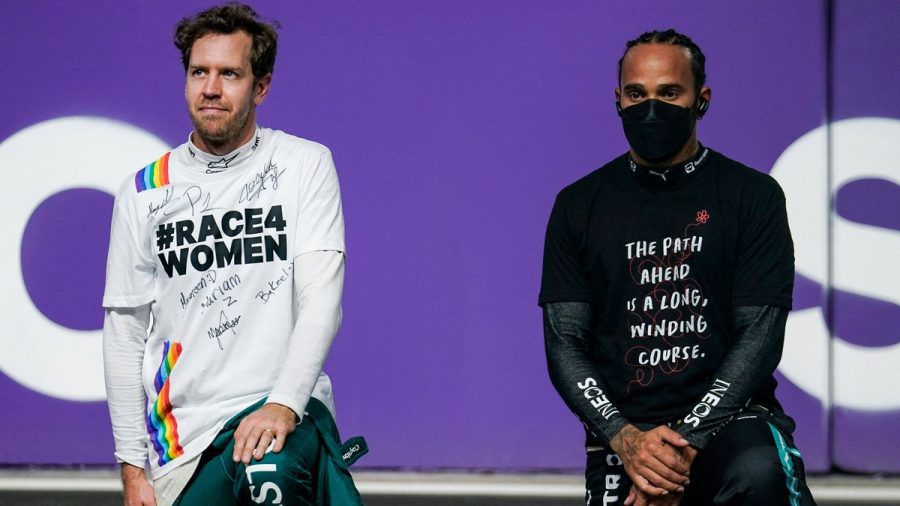 Mercedes-Fahrer Lewis Hamilton (r.) schätzt seinen Aston-Martin-Kollegen Sebastian Vettel sehr, gerade auch für seine Unterstützung bei gesellschaftlichen Botschaften. (jer/spot)